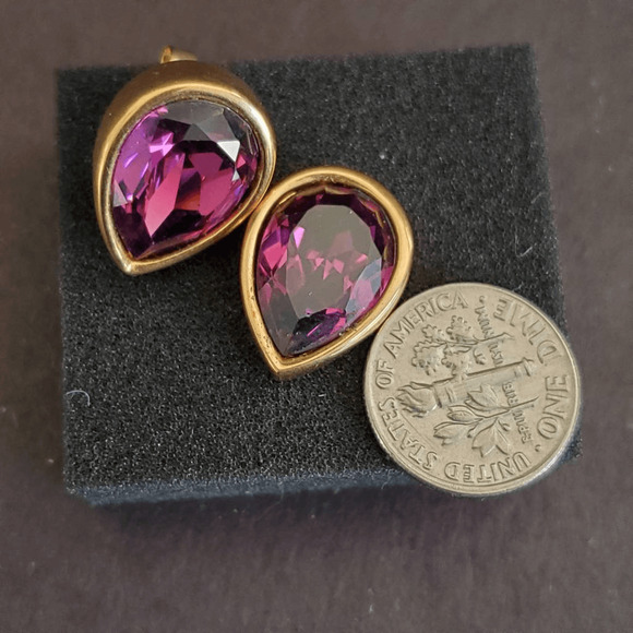 VTG‎ Swarovski Stud Earrings Purple Teardrop Stones 80's Gold Plated Signed SAL - Picture 5 of 7